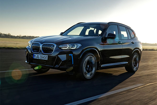 BMW自慢の“駆け抜ける歓び”は健在！？ 走ることが楽しい次世代型EV、BMW iX3に注目！
