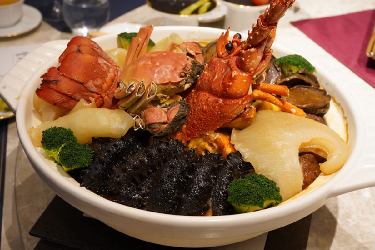 フカヒレ、鮑など豪華食材がごろごろ。広東の正月料理「盆菜」とは？