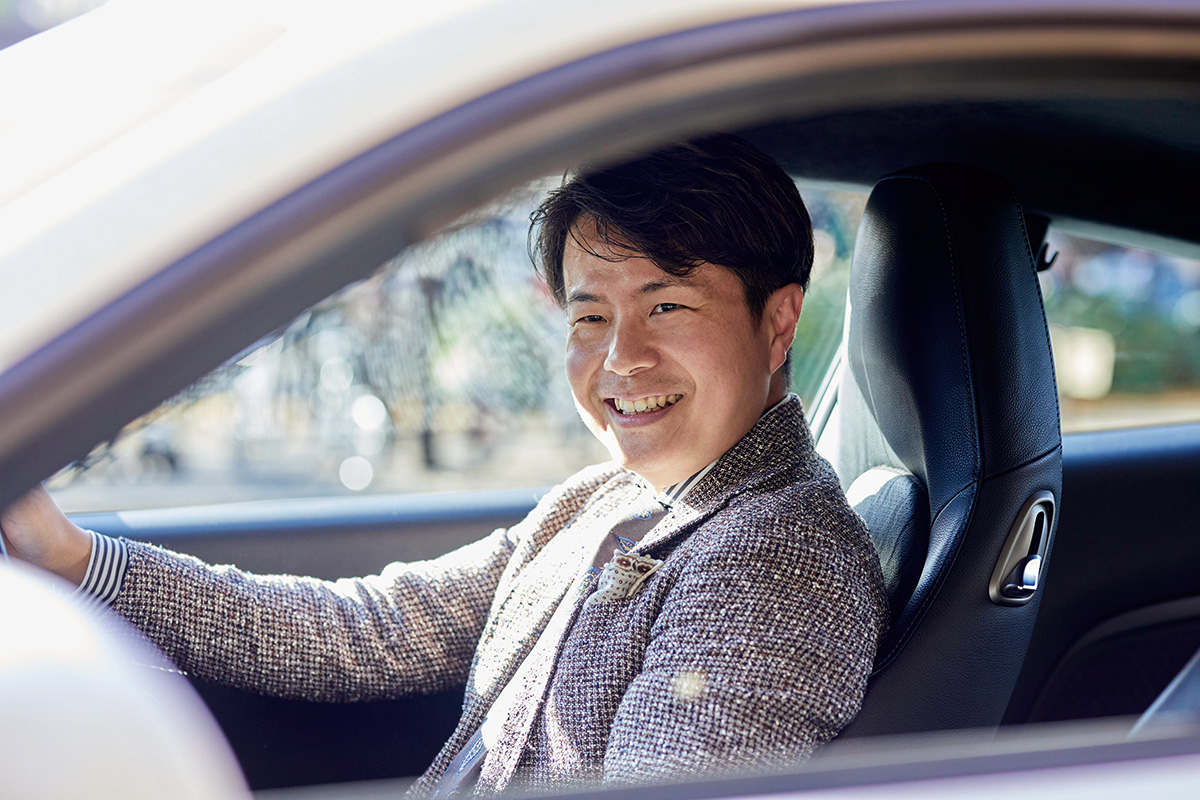 ポルシェの車内でインタビューに答える八乙女さん